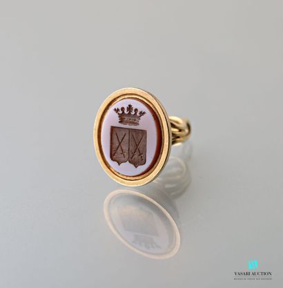null Stamp in yellow gold 750 thousandth, the setting with decoration of oves set...