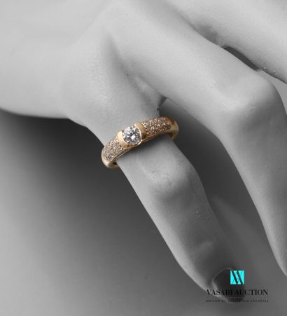 null Ring in yellow gold 750 thousandths set with a central brilliant of approximately...