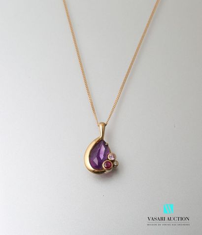 null A chain in yellow gold 750 thousandths mesh gourmette and a pendant set with...