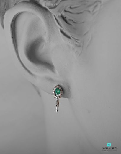 null Pair of earrings in white gold 750 thousandths adorned with two pear-cut emeralds...