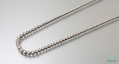 null Collier rivière en or gris 750 millièmes orné de 57 brillants en serti clos...