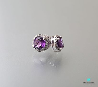 null Pair of earrings in white gold 750 thousandths adorned with two round amethysts...