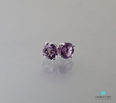 null Pair of earrings in white gold 750 thousandths decorated with two round amethysts...