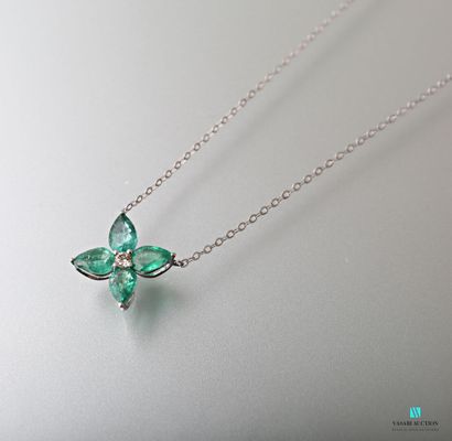 null Necklace flower in white gold 750 thousandths decorated with four emeralds of...