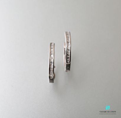 null Pair of creoles in white gold 750 thousandth set with a line of baguette-cut...