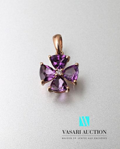 null Pendant in pink gold 750 thousandth representing a flower, the petals decorated...