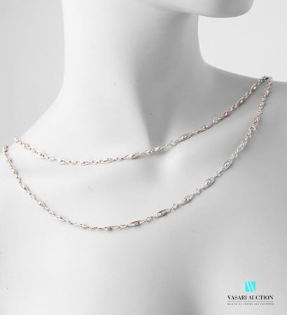 null Silver necklace with alternating links of openwork shuttles and rings.

(accident...