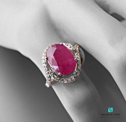 null Ring in white gold 750 thousandth set with an oval ruby calibrating 3.59 carats...