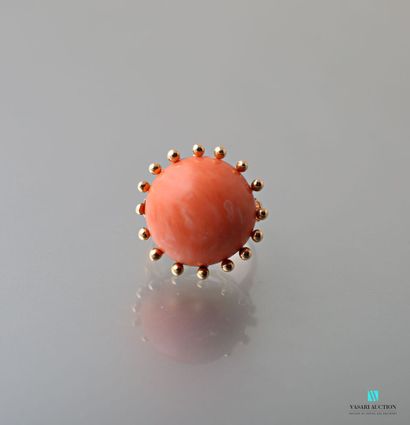 null Bague de cocktail en or jaune 750 millièmes ornée d'un cabochon de corail rond...