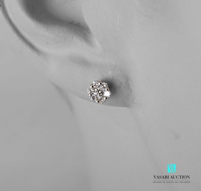 null Pair of earrings in white gold 750 thousandths decorated with round diamonds,...
