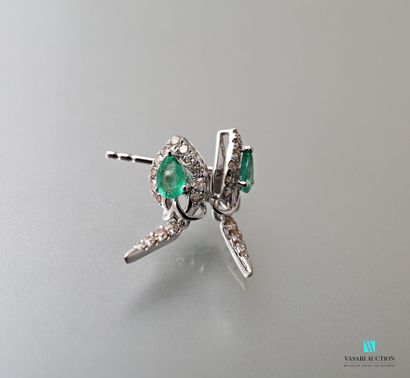 null Pair of earrings in white gold 750 thousandths adorned with two pear-cut emeralds...