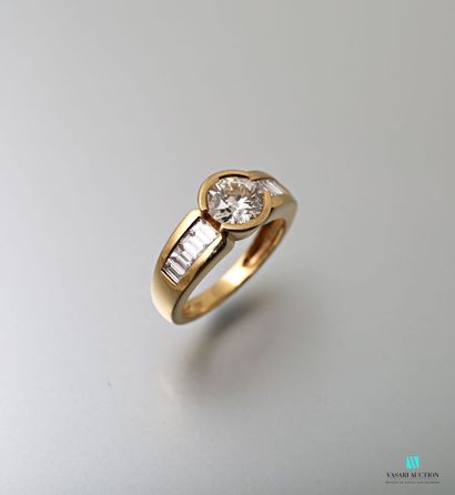 Ring in yellow gold 750 thousandth set with...