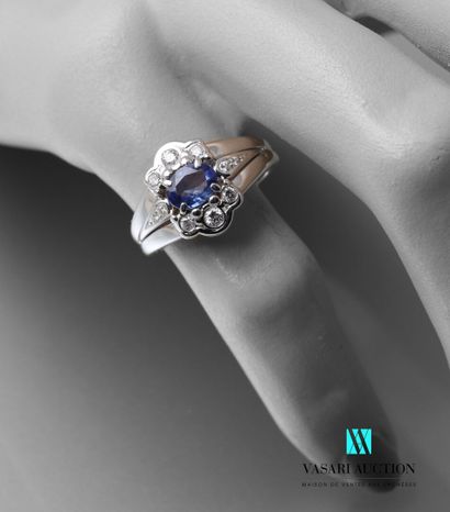 null Ring in white gold 750 thousandth set in its center of a sapphire of oval size...