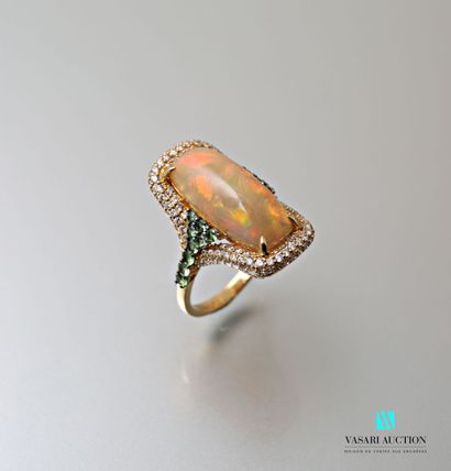 null Yellow gold ring 750 thousandth set with an important oval opal of 7 carats...