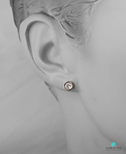 null Pair of ear studs in pink gold 750 thousandth set with old cut diamonds 

Gross...
