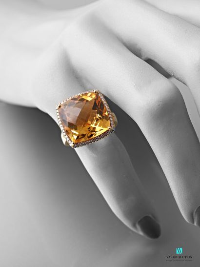 null Yellow gold ring 750 thousandths set with a large cushion-cut citrine calibrating...