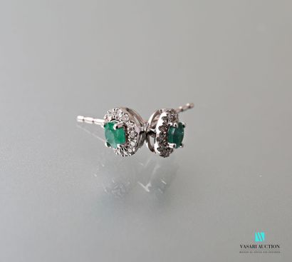 null Pair of earrings in white gold 750 thousandths adorned with two round emeralds...