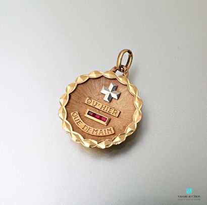 null A Augis, médaille d'amour en or jaune 750 millièmes, le centre guilloché à décor...