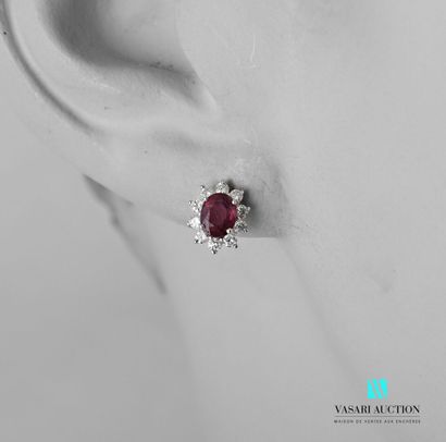 null Pair of earrings in white gold 750 thousandths set with two treated rubies calibrating...