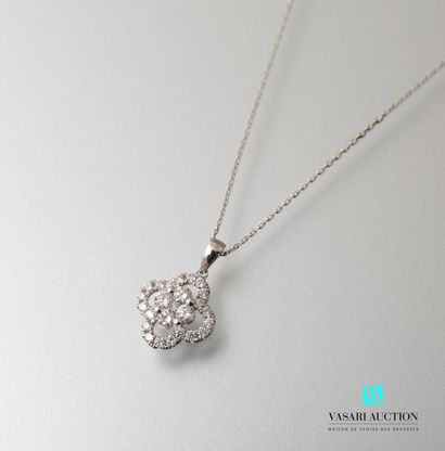 null Pendant in the shape of openwork clover and its chain with mesh forçat in white...