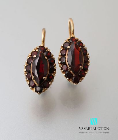 null Pair of earrings in yellow gold 750 thousandths, motifs shuttle set with garnets:...