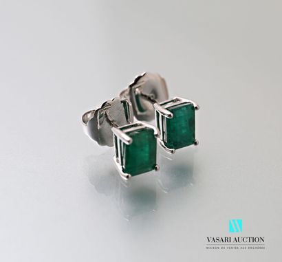 null Pair of earrings in white gold 750 thousandths adorned with two emerald-cut...