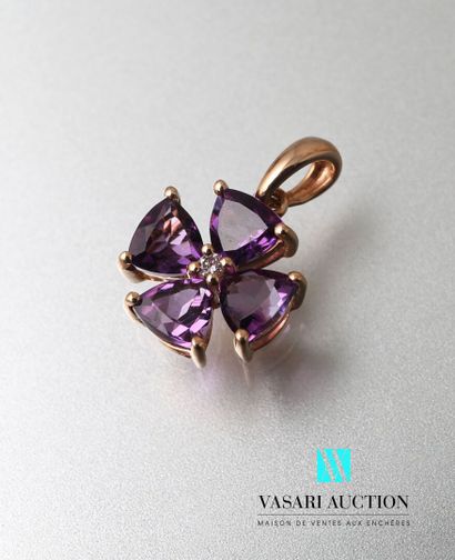 null Pendant in pink gold 750 thousandth representing a flower, the petals decorated...