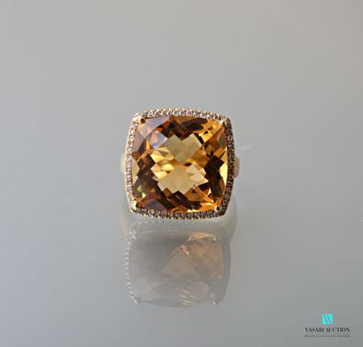null Yellow gold ring 750 thousandths set with a large cushion-cut citrine calibrating...