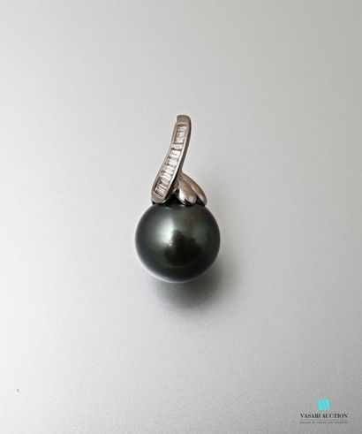 null Pendentif, la bélière en or gris 750 millièmes sertie de dix diamants taille...