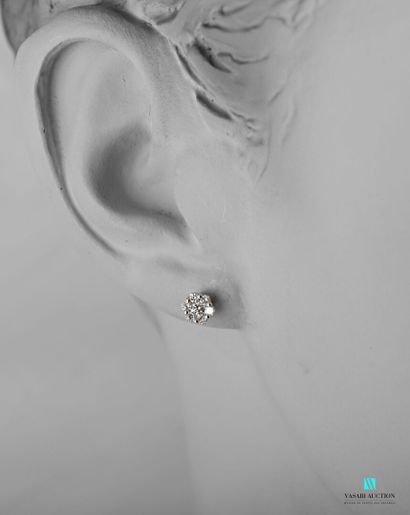 null Paire de boutons d'oreilles en or blanc 750 millièmes ornés de diamants ronds,...