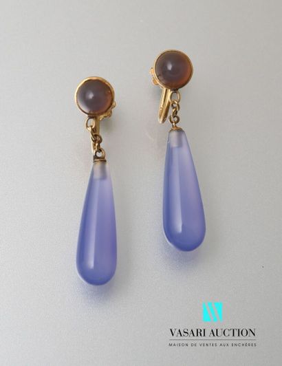 null Pair of earrings in yellow gold 750 thousandths formed of a cabochon holding...