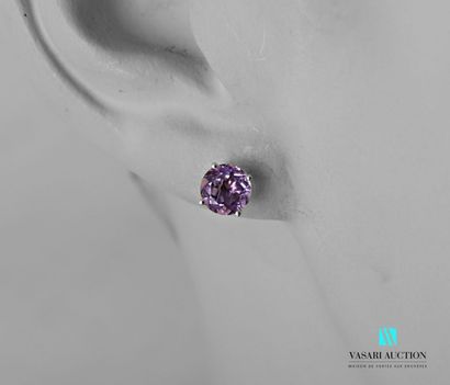 null Pair of earrings in white gold 750 thousandths decorated with two round amethysts...