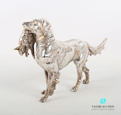 null Sujet en bronze argenté figurant un chien de chasse tenant un lièvre dans sa...