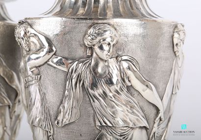 null Paire de vase en bronze argenté de forme balustre posant sur une base carrée...