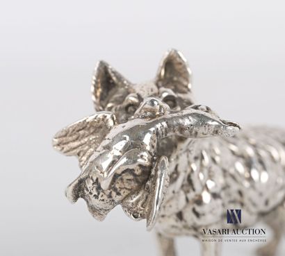 null Silver subject representing a fox holding a duck in its mouth.

Weight : 101,01...