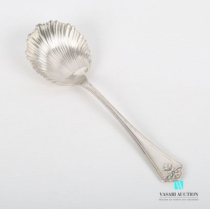 null Silver cream spoon, the handle decorated with nets finished by a leafy reason,...