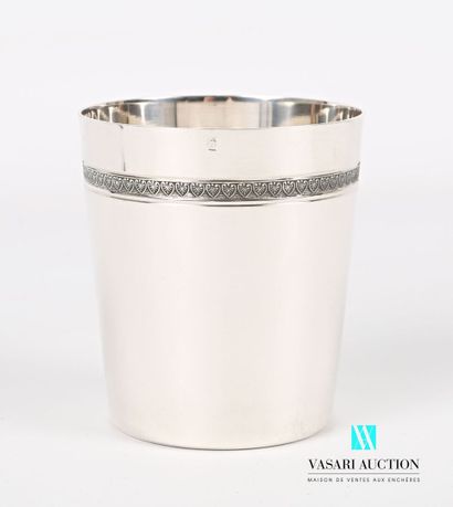 null Silver tumbler of truncated cone shape, the edge is hemmed with a frieze of...