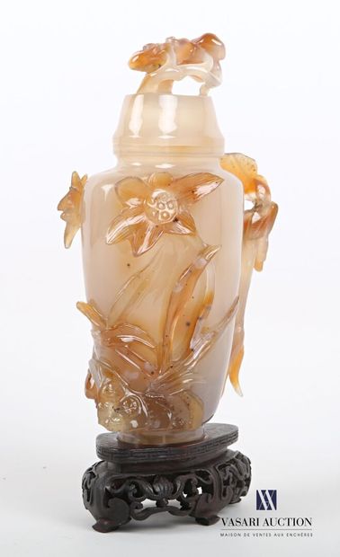 null CHINA

Covered vase decorated with woman and child in the garden. The grip of...