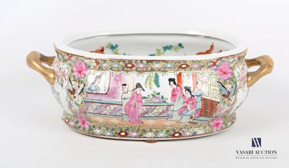 null CHINA - Canton

White porcelain oval bowl decorated with polychrome enamels...