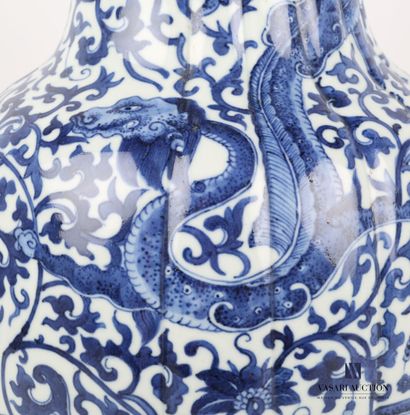 null CHINA

Vase of baluster form in white/blue porcelain with entangled decoration...