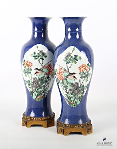 null CHINE

Paire de vase balustre élancés en porcelaine émaillée bleu poudré à décor...
