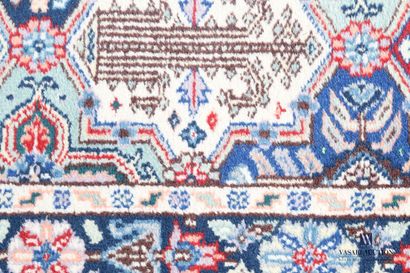 null PAKISTAN

Galerie en laine à décor kaléidoscopique de motifs floraux, la bordure...