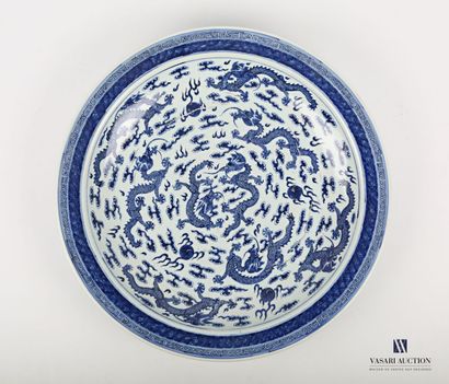 null Chine, fin XIXe

Très important plat rond en porcelaine à décor en camaïeu bleu...