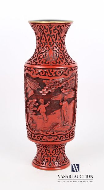 null CHINE

Vase en laque de cinabre sculpté en creux présentant sur la panse de...