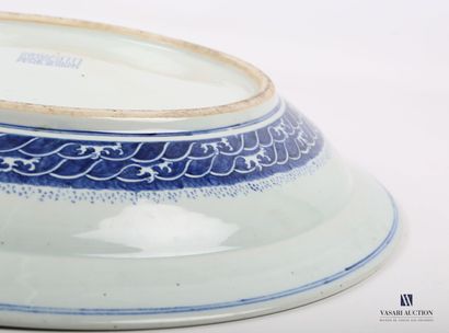 null China, late 19th century

Very important round porcelain dish decorated in blue...