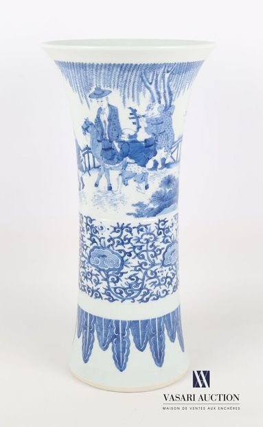 null CHINA

White/blue porcelain horn vase with a three-row rotating decoration of...