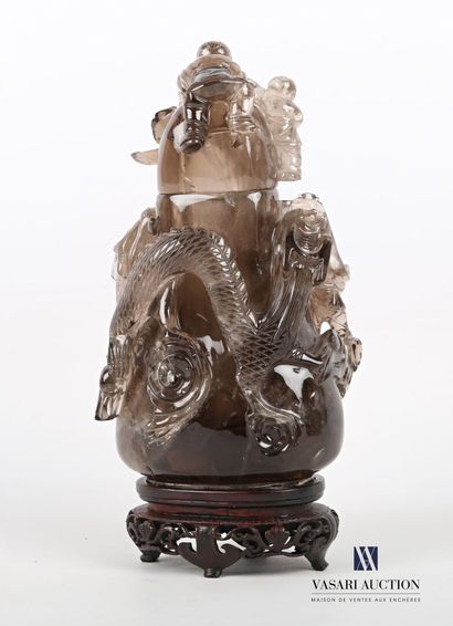 null CHINE

Vase couvert à décor de dragon et d'enfants. Quartz fumé. Sur socle bois....
