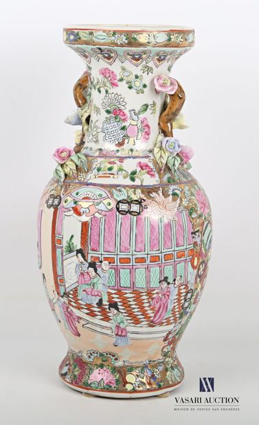 null CHINA - Canton

Vase of baluster form decorated in polychrome enamels in reserves...