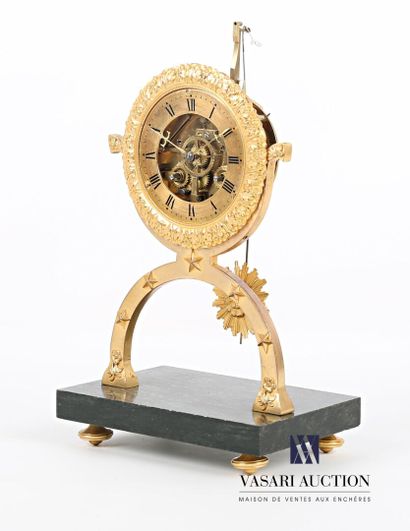 null Pendule squelette en bronze doré, elle indique les heures en chiffres romains,...