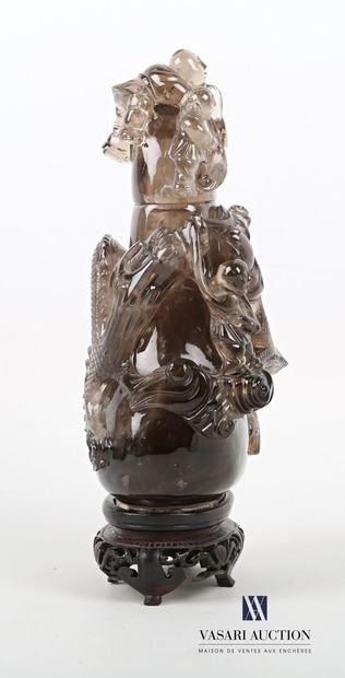 null CHINA

Covered vase decorated with dragon and children. Smoked quartz. On a...